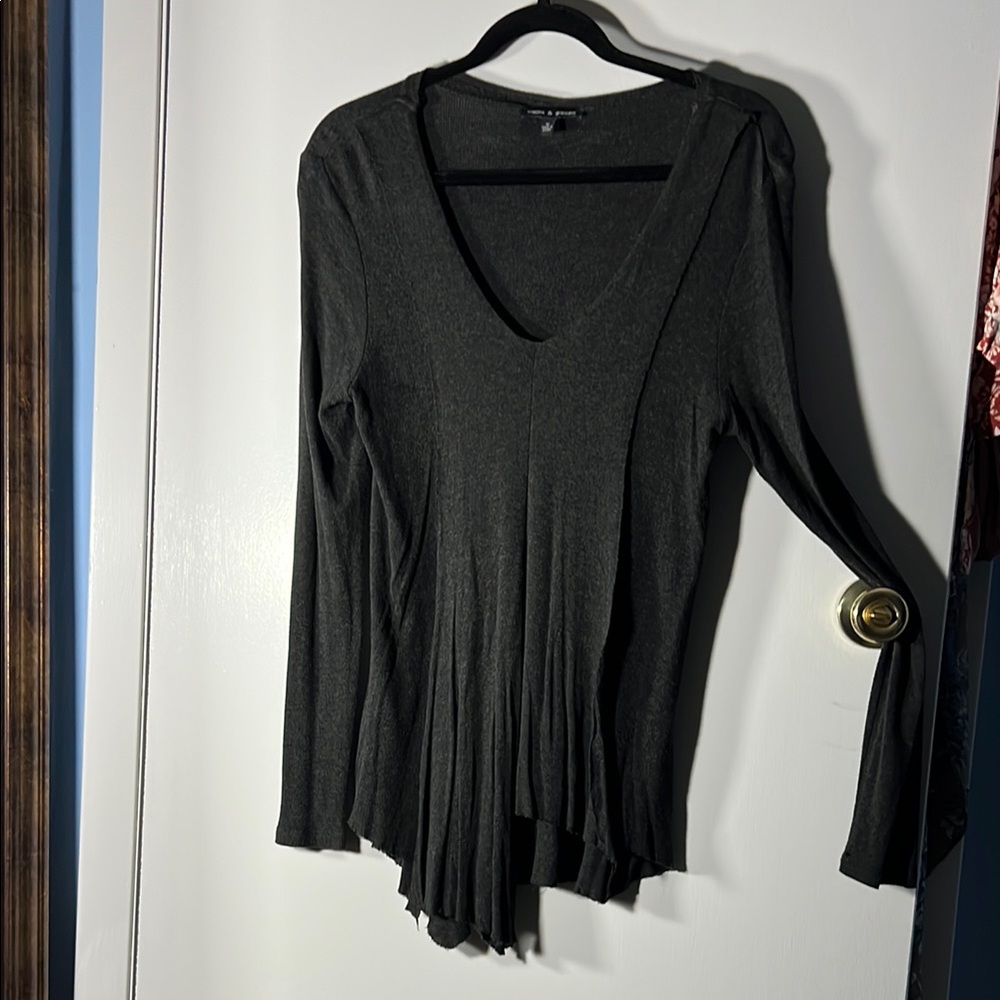Cable & Gauge Tunic Gray V-Neck Top size Medium